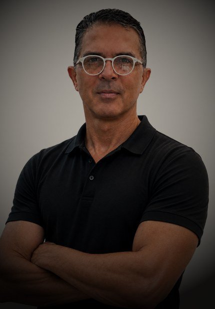 Professor Sammy Oliver em retrato de estúdio, de braços cruzados